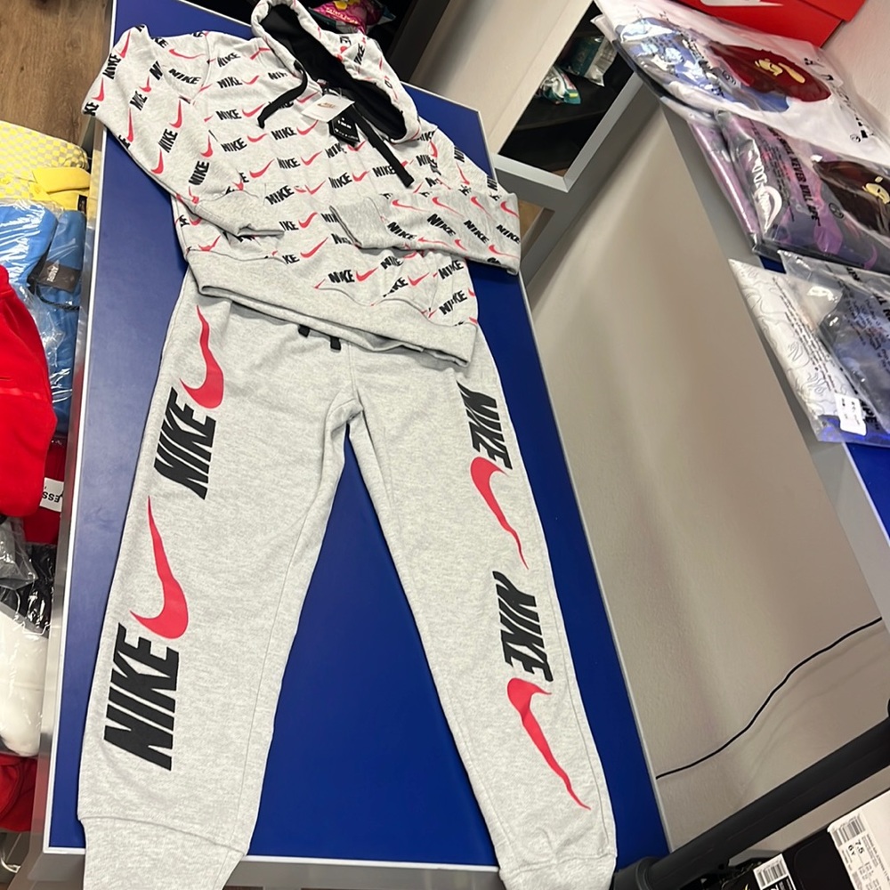 Nike jogging outfit